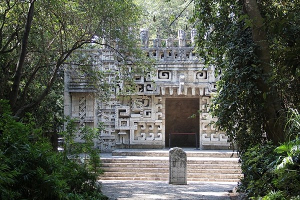 095- Реконструированный храм майя